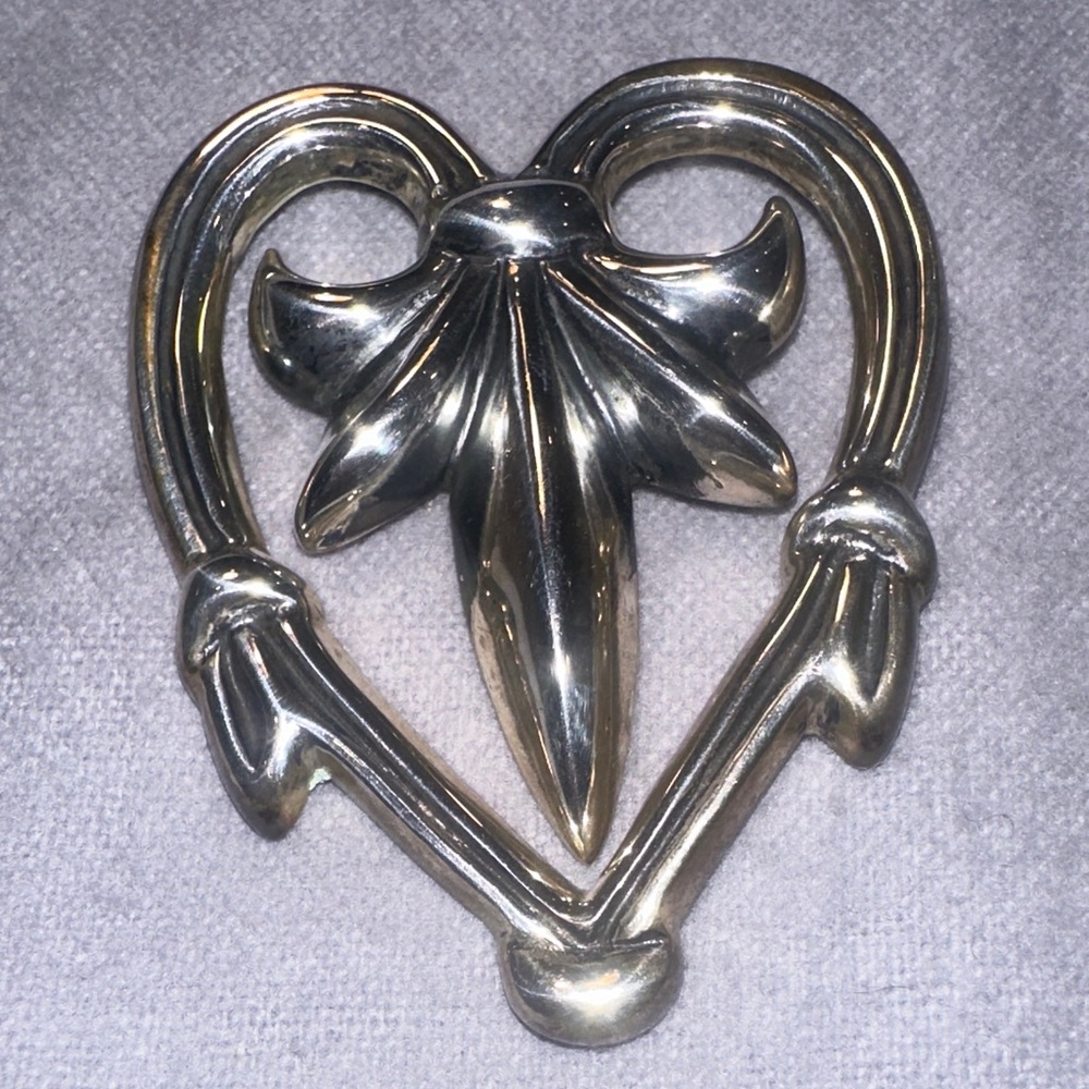 Sterling Silver Vintage brooch by Metropolitan Museum Of Art Fleur-de-lis Heart